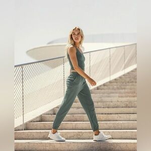 NWT Vuori Boyfriend Women's DreamKnit™ Joggers in Sea Pine Heather